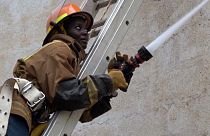 Cada vez más mujeres en Kenia deciden ser bomberas