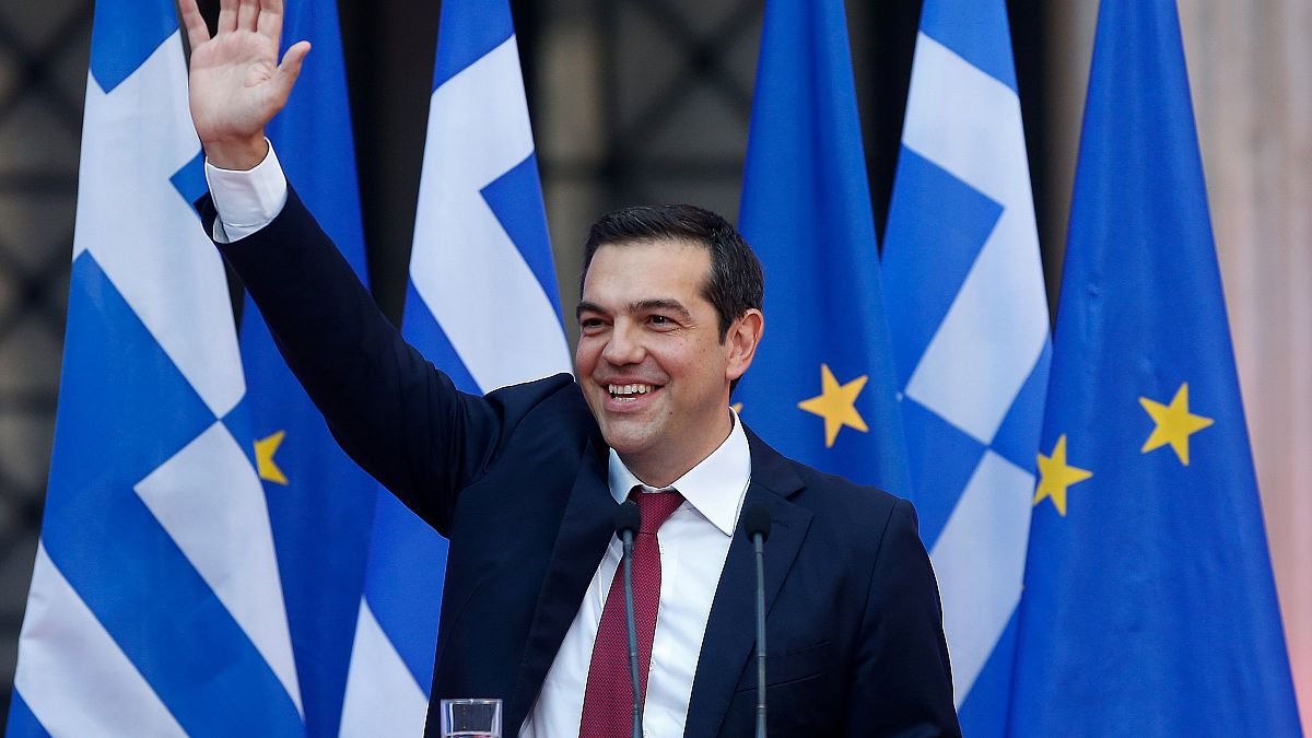 Tsipras de gravata para celebrar fim do programa de resgate