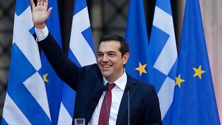 Tsipras de gravata para celebrar fim do programa de resgate