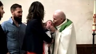 Çocuğu tokatlayarak vaftiz eden rahip Fransa'yı ayağa kaldırdı