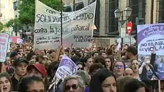 النساء تتظاهرن احتجاجا على حكم الإفراج عن متهمين في قضية اغتصاب فتاة