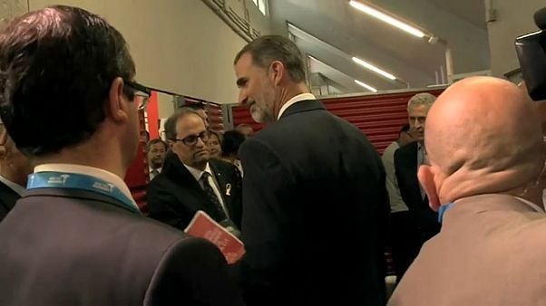 Torra regala un libro sobre el 1-O a Felipe VI Torra regala un libro sobre el 1-O a Felipe VI