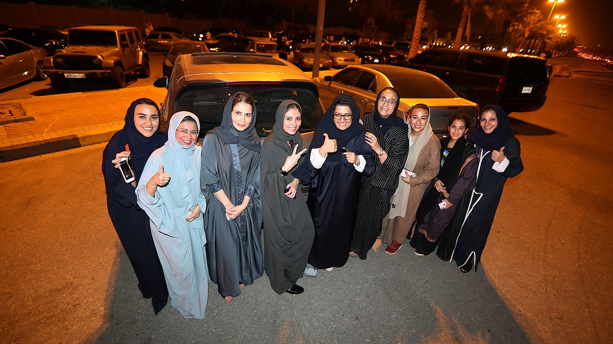 Kendi arabalarını kullanarak biraraya gelen Suudi kadınlar