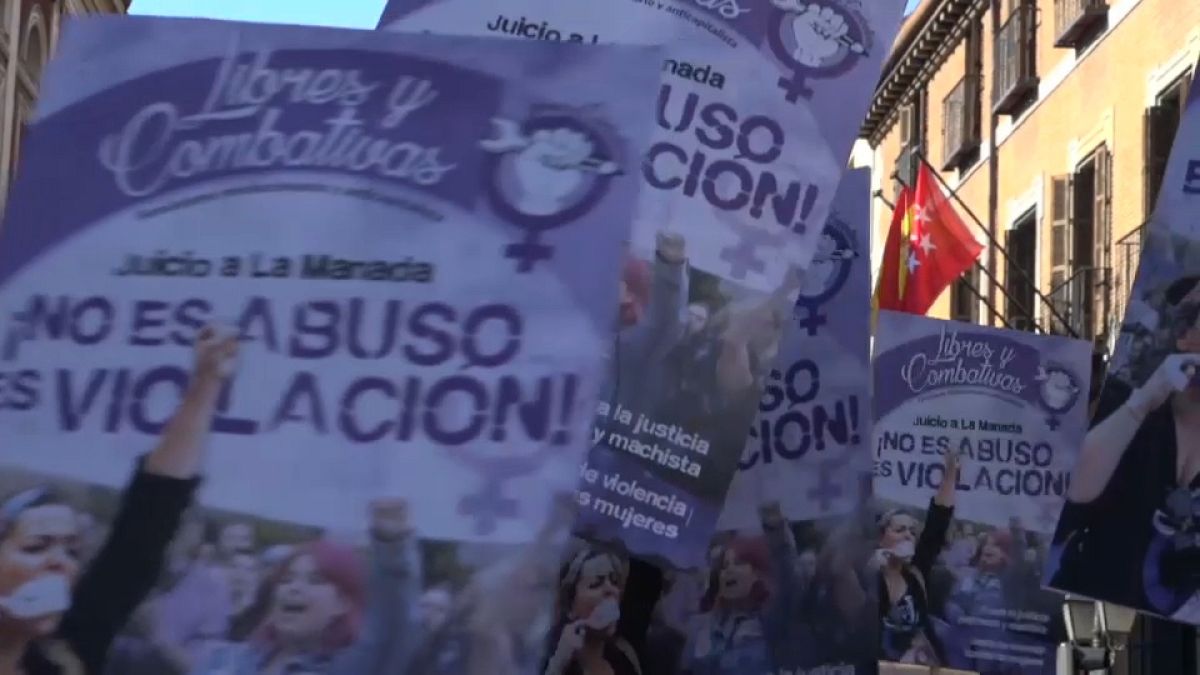 Spagna: indignazione e proteste contro il "branco di lupi"
