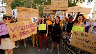 Manifestations en Espagne contre la remise en liberté de violeurs, dans l'attente de leur procès en appel