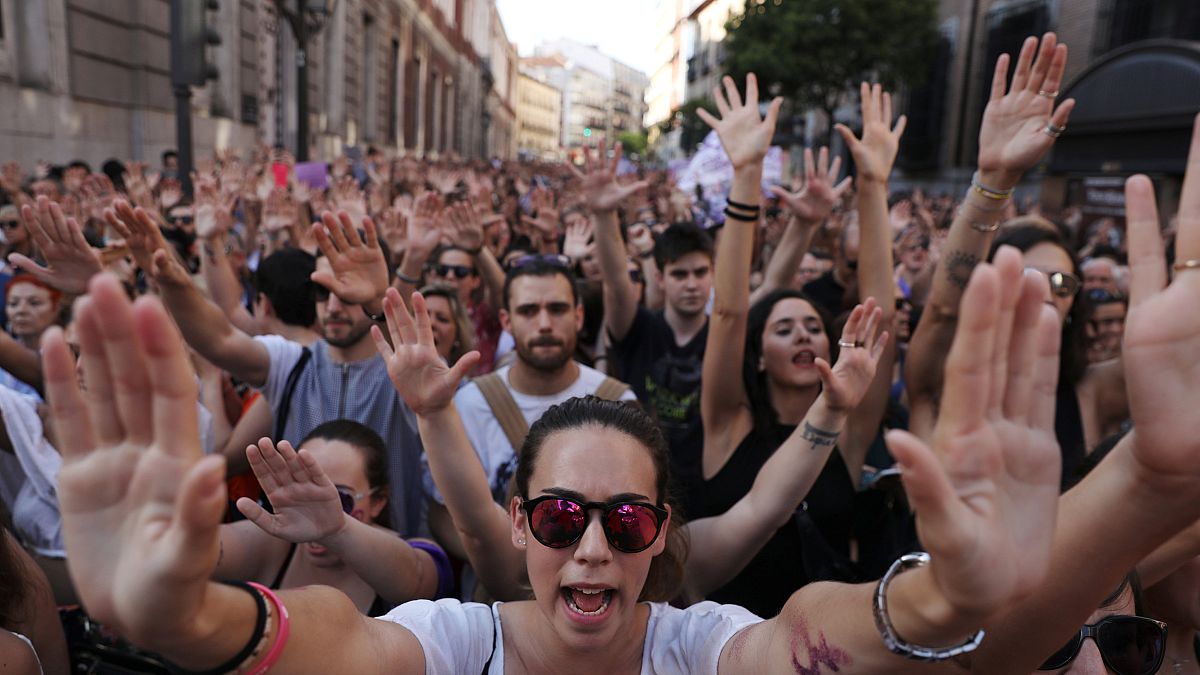 ده‌ها هزار نفر در اعتراض به آزادی متهمان تجاوز گروهی به یک زن در اسپانیا تظاهرات کردند