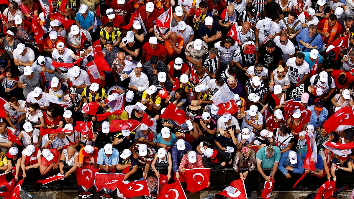Mais de 60 milhões votam numas antecipadas que poderiam consolidar o poder de Erdoğan