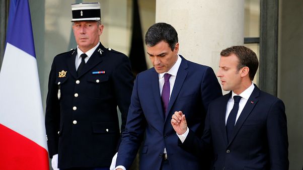 Macron zárt befogadó állomásokat akar Macron zárt befogadó állomásokat akar