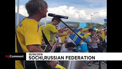 مشجعو السويد يرقصون ويغنون قبل المواجهة مع ألمانيا