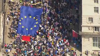  100 ألف بريطاني يخرجون في مسيرة ضد "البريكست" 