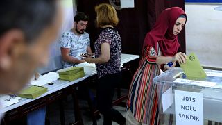 الأتراك يدلون بأصواتهم في الانتخابات الرئاسية والبرلمانية
