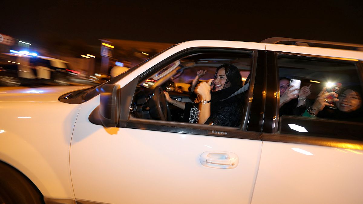 Οι γυναίκες έπιασαν για πρώτη φορά τιμόνι στη Σαουδική Αραβία