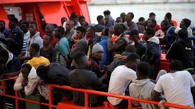 Weiteres Schiff mit Migranten wartet vor Italien