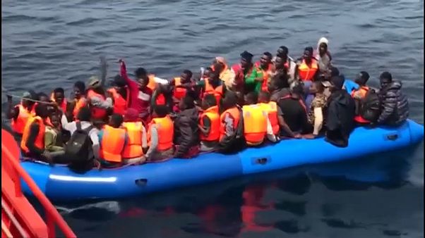 В море спасены новые группы мигрантов на пути в Европу В море спасены новые группы мигрантов на пути в Европу