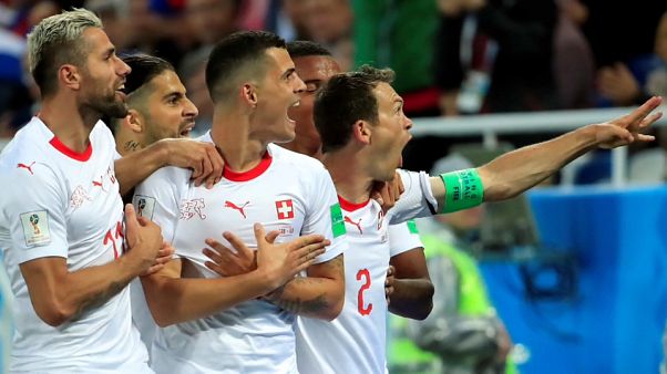 Los suizos Shaqiri y Xhaka se exponen a una sanción por la forma de festejar sus goles ante Serbia Los suizos Shaqiri y Xhaka se exponen a una sanción por la forma de festejar sus goles ante Serbia