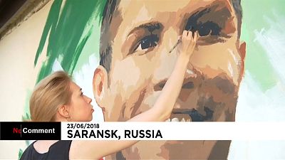 نقاشی دیواری یک دختر روس از رونالدو