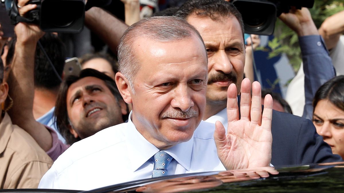 Эрдоган приветствует своих сторонников в Стамбуле