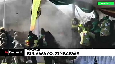 Simbabwe: Präsident Mnangagwa entkommt knapp Explosion
