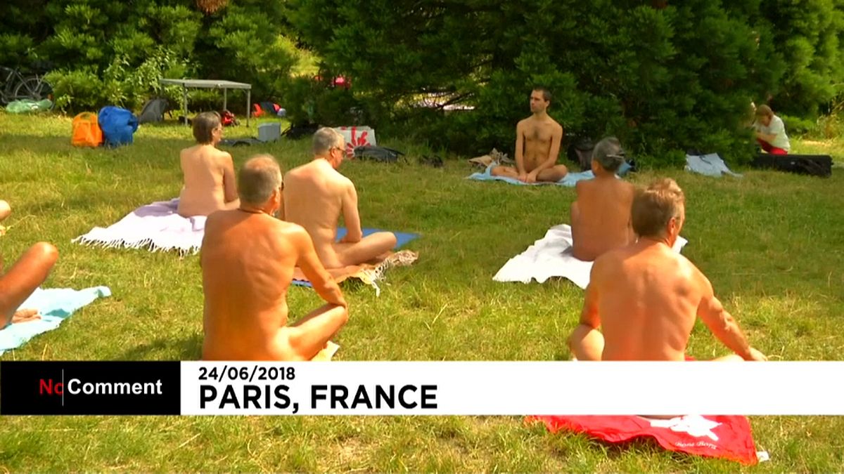 Nudists enjoy naked day in Paris sun