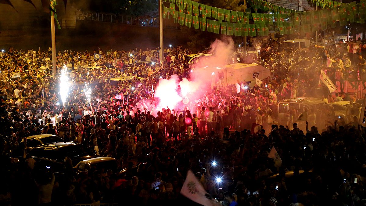 آلاف الأكراد يحتفلون بالفوز في انتخابات البرلمان رغم التعتيم والملاحقة