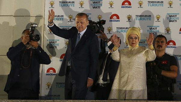 Erdoğan'dan geleneksel balkon konuşması: Muhalefete ABD'den bayağı oy geldi Erdoğan'dan geleneksel balkon konuşması: Muhalefete ABD'den bayağı oy geldi