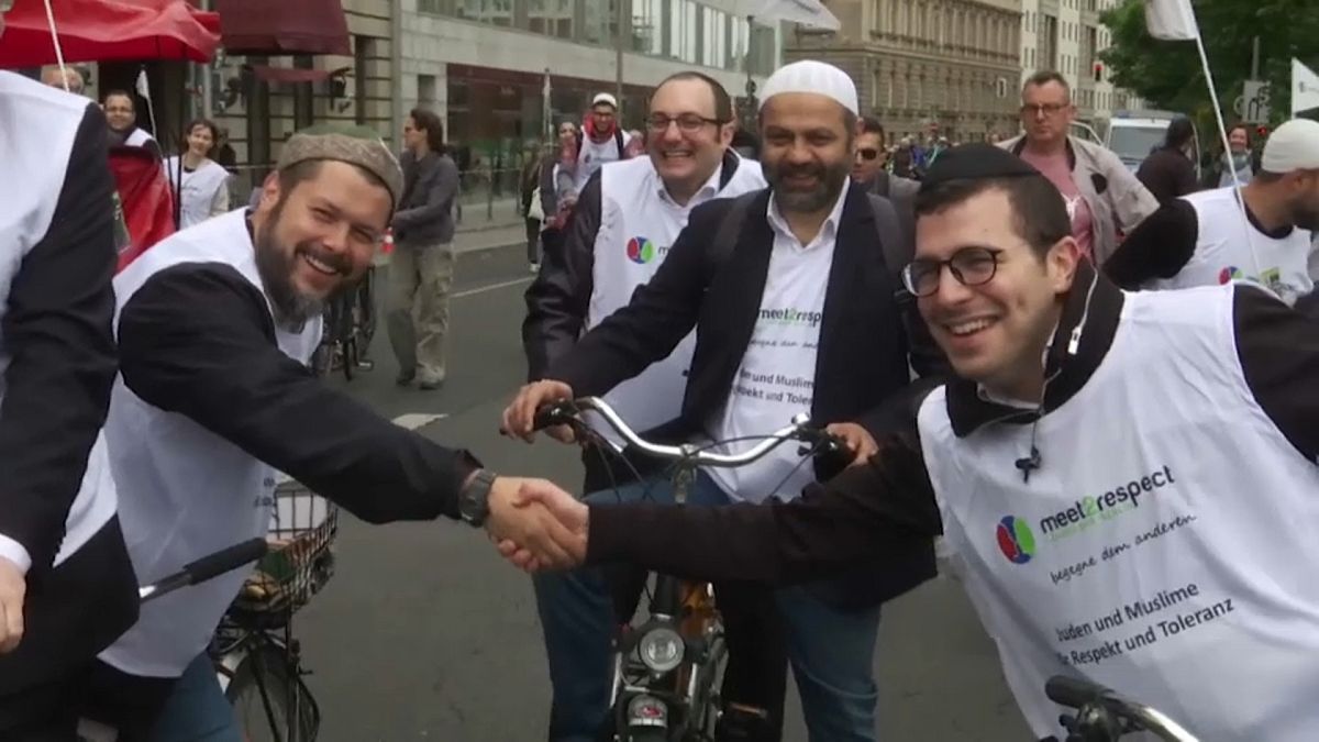 جانب من تظاهرة مشتركة بين أئمة وحاخامات على الدراجات الهوائية في برلين