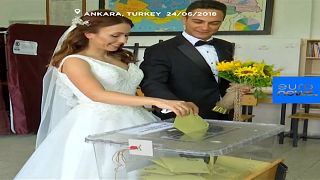 شاهد: زوجان تركيان يقترعان بملابس الزفاف 