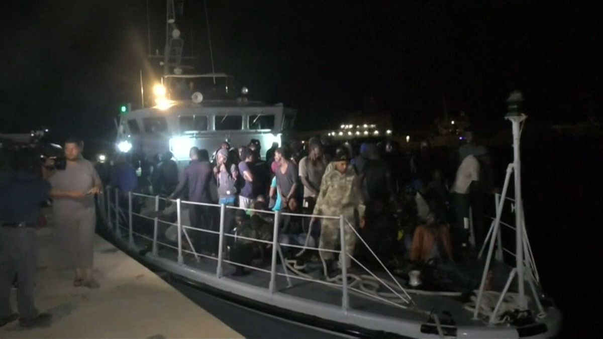 Guarda costeira da Líbia resgata quase mil migrantes num só dia