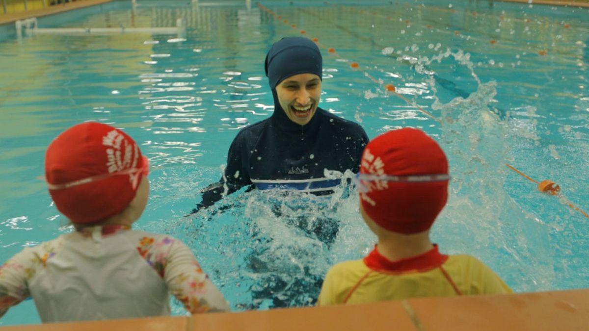 Almanya'da Müslüman kız öğrencilerin yüzme derslerine tesettür mayo ile girmesine onay 
