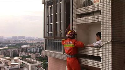 Tűzoltók mentették ki a 24. emeleten kimászó fiút