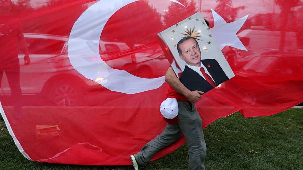 Erdoğan vince ancora: e i turchi non sanno se disperarsi o festeggiare... Erdoğan vince ancora: e i turchi non sanno se disperarsi o festeggiare...