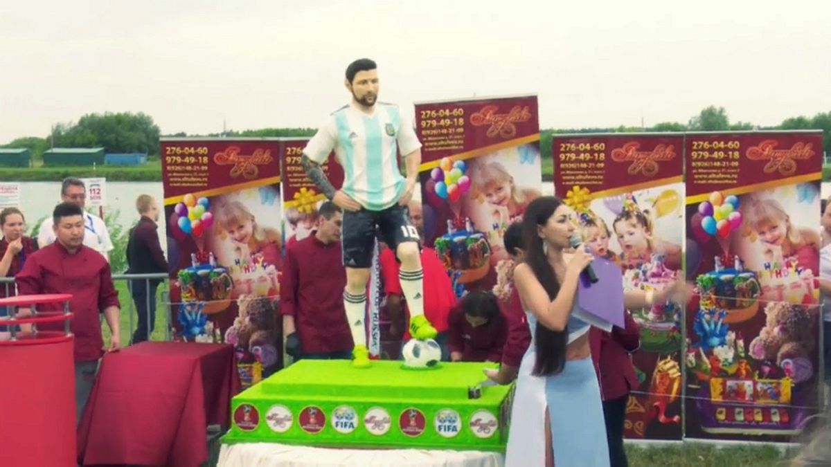 روس‌ها تولد مسی را با کیک غول‌پیکر کاپیتان آرژانتین جشن گرفتند