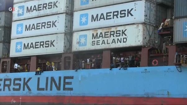 Due navi bloccate nel Mediterraneo, a bordo 350 migranti Due navi bloccate nel Mediterraneo, a bordo 350 migranti
