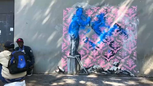 Sabotean en París varias obras de Banksy dedicadas a los refugiados Sabotean en París varias obras de Banksy dedicadas a los refugiados