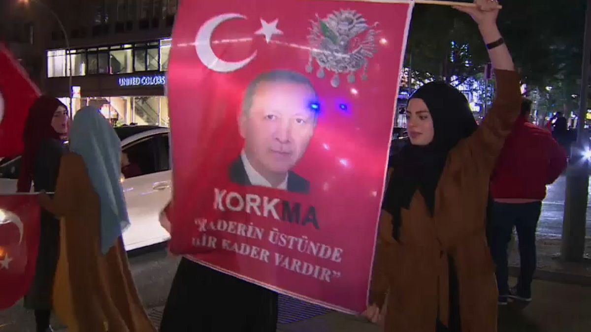 Erdoğan holt bei Deutsch-Türken mehr Prozente als zuhause – Özdemir zieht AfD-Vergleich
