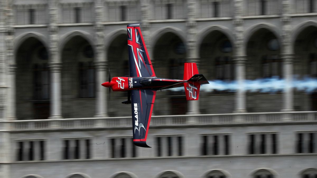 مسابقات هوایی ردبول در بوداپست با قهرمانی خلبان چک