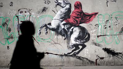 Banksy graffitiken bírálja a francia menekültpolitikát 