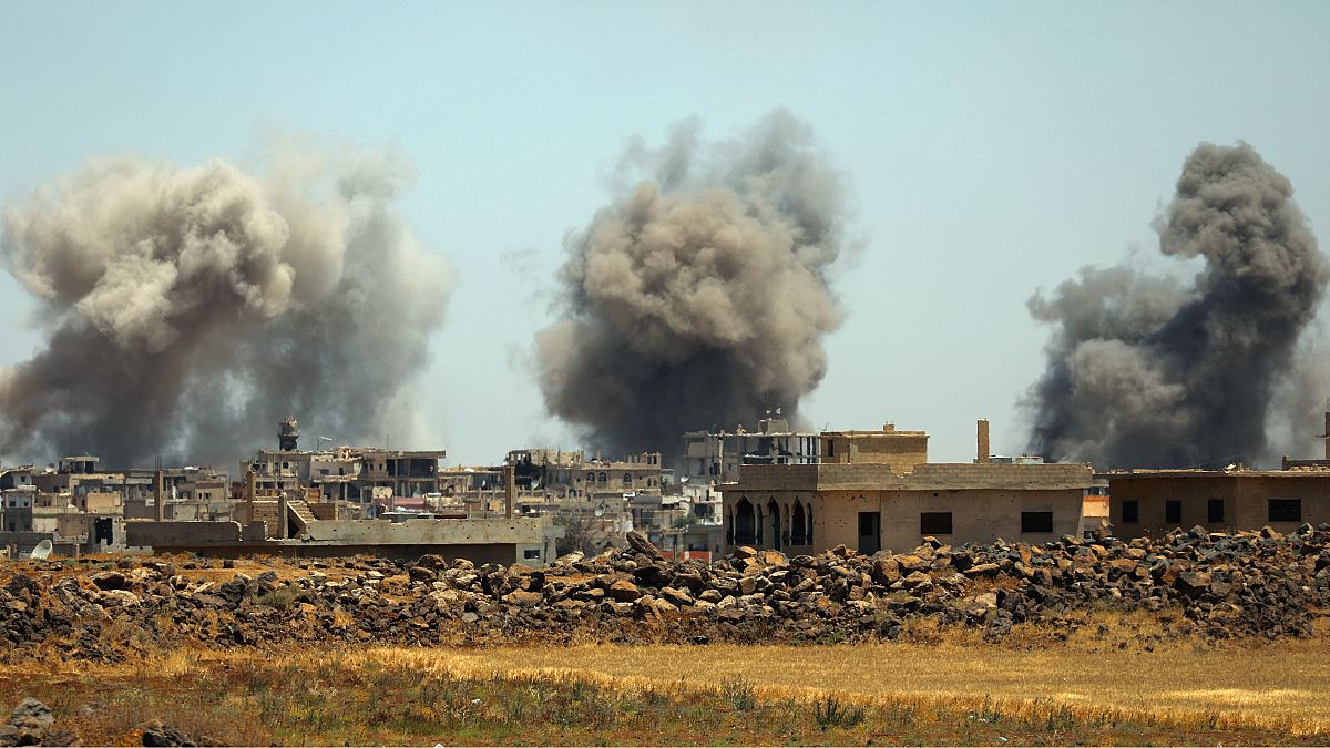 Suriye ordusu muhalifleri, İsrail ise Şam havaalanını vurdu 