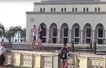 ماليزيا تمنع السياح من دخول مسجد بسبب الرقص