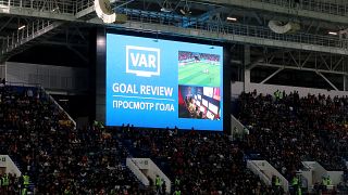 شاشة داخل الملعب تظهر استخدام تقنية فار لمشاهدة هدف
