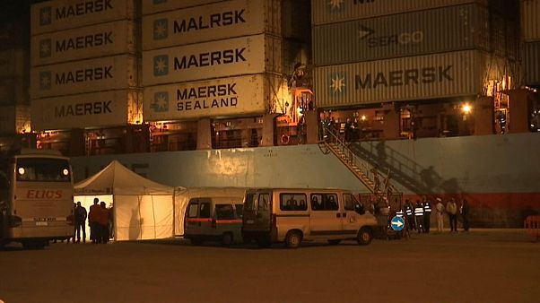 Cargueiro dinamarquês com 108 migrantes a bordo atraca em Itália Cargueiro dinamarquês com 108 migrantes a bordo atraca em Itália