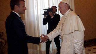 الرئيس الفرنسي ماكرون والبابا فرانسيس