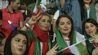 مشجعات إيرانيات داخل ملعب (آزادي) بطهران