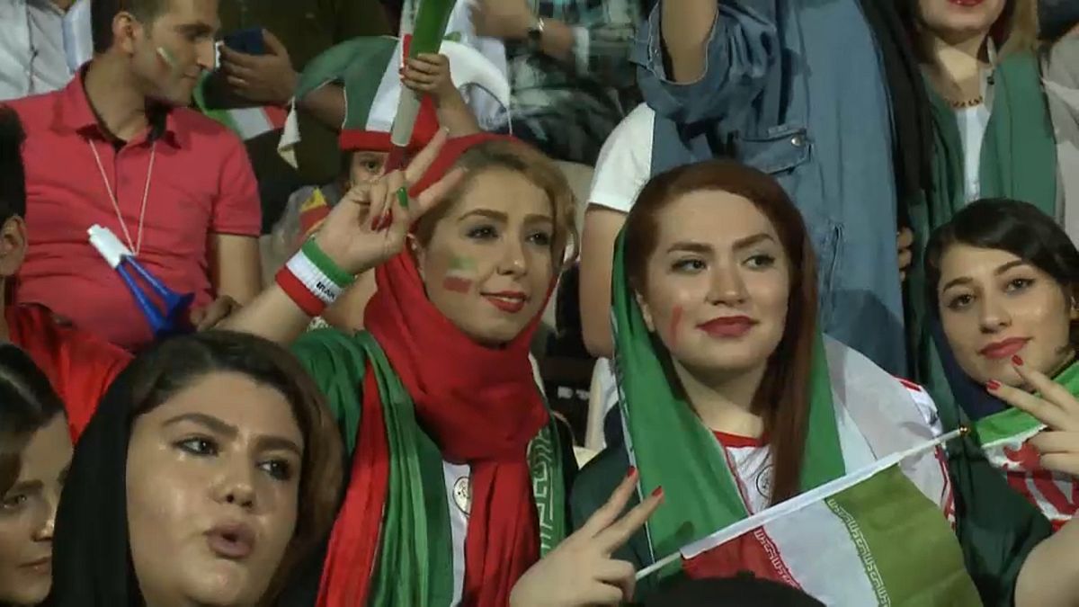 Frauen im Fußballstadion in Teheran