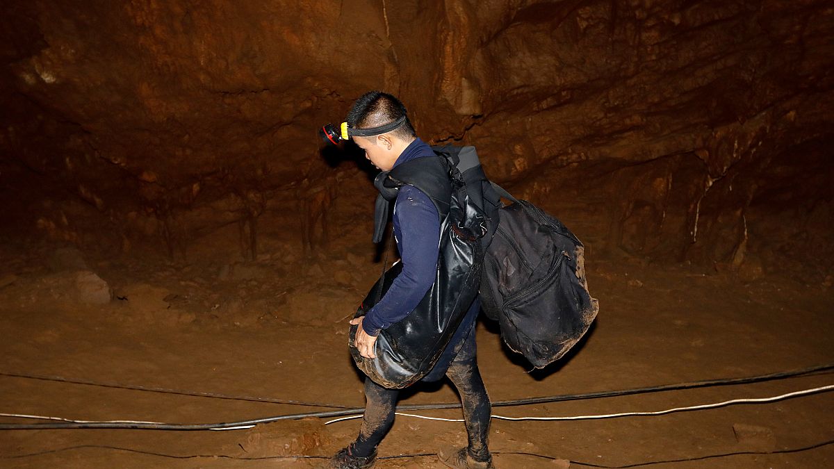 Ώρες αγωνίας για 12 παιδιά που παγιδεύτηκαν σε σπήλαιο