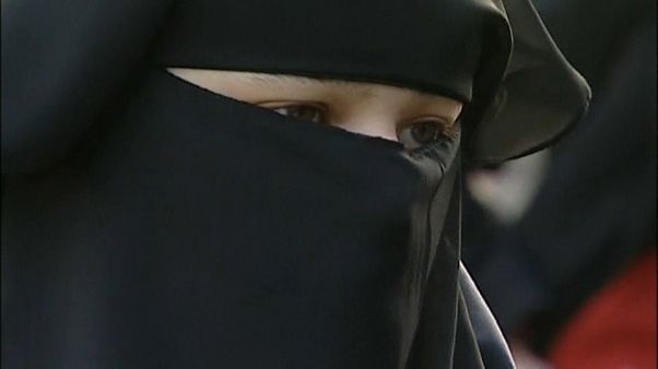Olanda: niente burqa o niqab in edifici pubblici Olanda: niente burqa o niqab in edifici pubblici