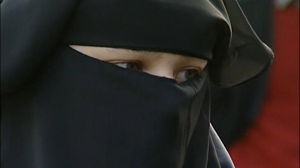 El Parlamento de Holanda aprueba la prohibición del burka El Parlamento de Holanda aprueba la prohibición del burka