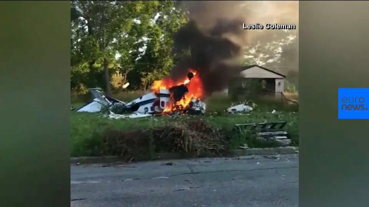 شاهد: ناج وحيد يخرج من حطام طائرة تلتهمها النيران