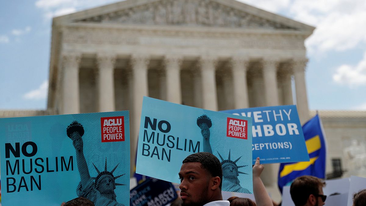 متظاهرين ضد قرار المحكمة العليا بحظر السفر - المصدر: رويترز.