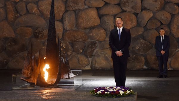 Φόρος τιμής του Βρετανού πρίγκιπα Ουίλιαμ στα θύματα του Ολοκαυτώματος Φόρος τιμής του Βρετανού πρίγκιπα Ουίλιαμ στα θύματα του Ολοκαυτώματος